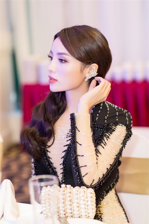 Hoa hậu Kỳ Duyên diện váy ôm sát gợi cảm, đội mưa tới sự kiện - Ảnh 6.