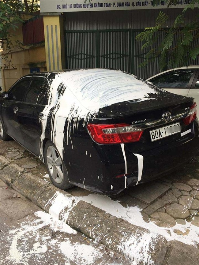 ha noi: xe hop” bien 80a dau tren via he bi nem “bom son” khap xe hinh anh 1