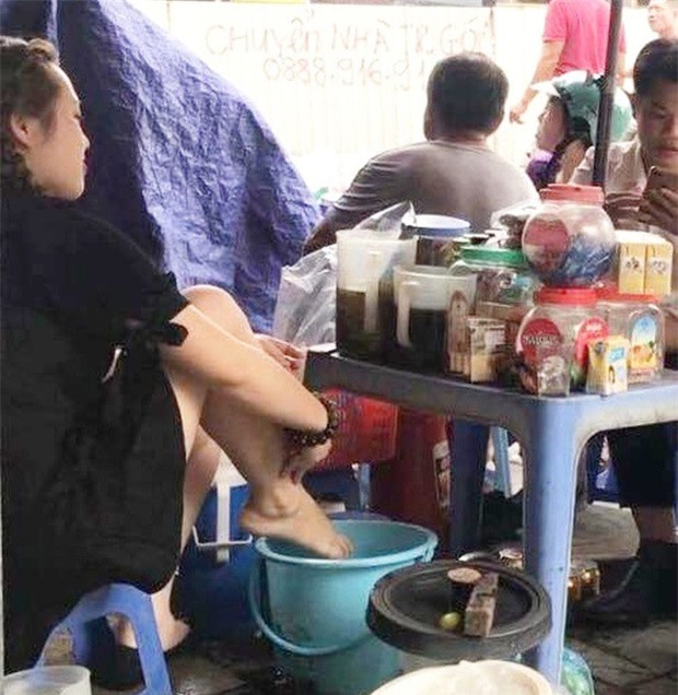 Nguoi tung clip 'lay nuoc rua chan pha tra' len mang bi phat 7,5 trieu hinh anh 1