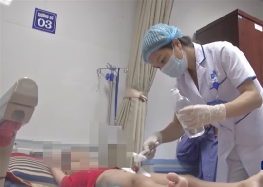Hơn 70 trẻ bị sùi mào gà: Đi khám họng, y sĩ đòi chữa bao quy đầu - Ảnh 1.