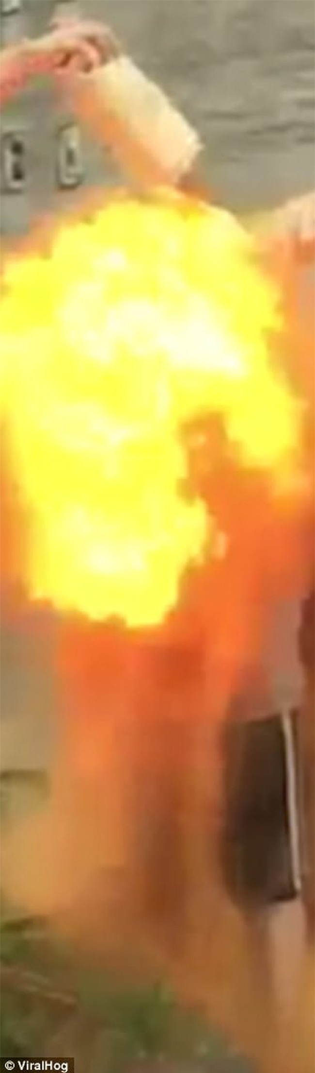 Bị bạn bè trói và ném gia vị vào người, chàng trai trẻ bất ngờ bốc hỏa rồi ngã vật xuống đất - Ảnh 3.