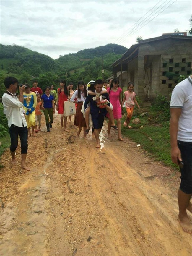 Chu re cuoi hanh phuc cong co dau vuot qua dong nuoc lu hinh anh 2