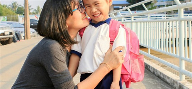 Để con chuyển từ mẫu giáo lên lớp 1 không bị hẫng, ngay bây giờ cha mẹ phải làm những việc sau - Ảnh 3.