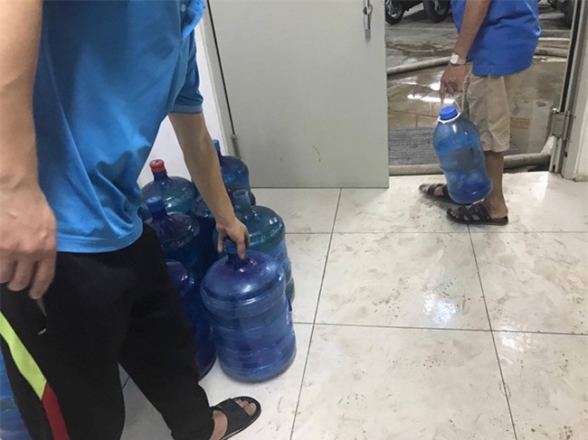 Chung cu HUD3 cat nuoc, dan phai dung nuoc cuu hoa, muc tu be ca hinh anh 1