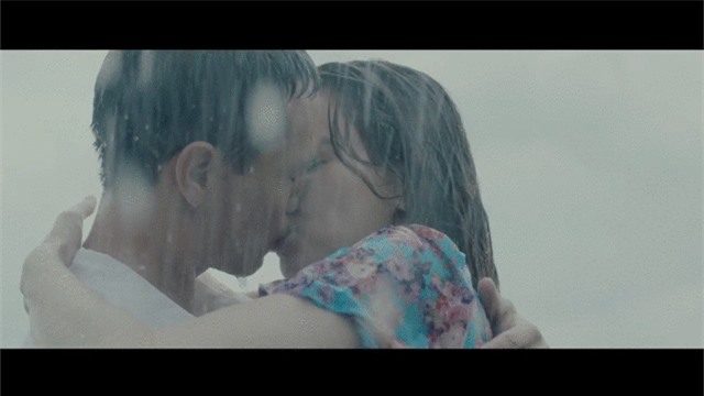 Nín thở với loạt nụ hôn, cảnh nóng của Hồ Ngọc Hà và Kim Lý trong MV Cả một trời thương nhớ - Ảnh 1.