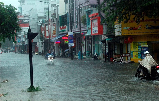 Bão số 4 gây mưa lớn, nhiều tuyến đường ở Huế ngập trong biển nước - Ảnh 1.