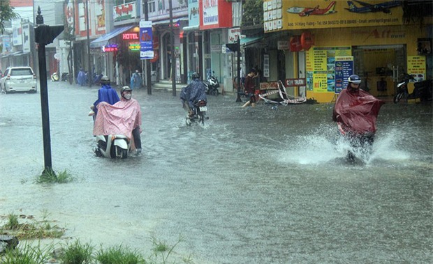 Bão số 4 gây mưa lớn, nhiều tuyến đường ở Huế ngập trong biển nước - Ảnh 3.
