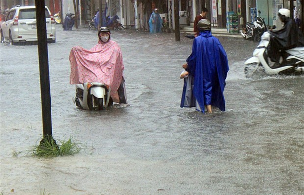 Bão số 4 gây mưa lớn, nhiều tuyến đường ở Huế ngập trong biển nước - Ảnh 4.