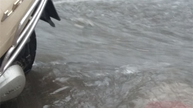 Hà Nội: Trời bỗng tối sầm, mưa như trút nước khiến nhiều tuyến phố ngập úng - Ảnh 1.