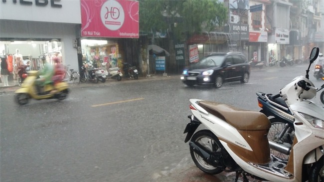 Hà Nội: Trời bỗng tối sầm, mưa như trút nước khiến nhiều tuyến phố ngập úng - Ảnh 3.