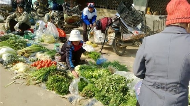 Bão số 4 chưa đổ bộ, rau xanh đã đội giá lên 10.000 đồng/mớ  - ảnh 2