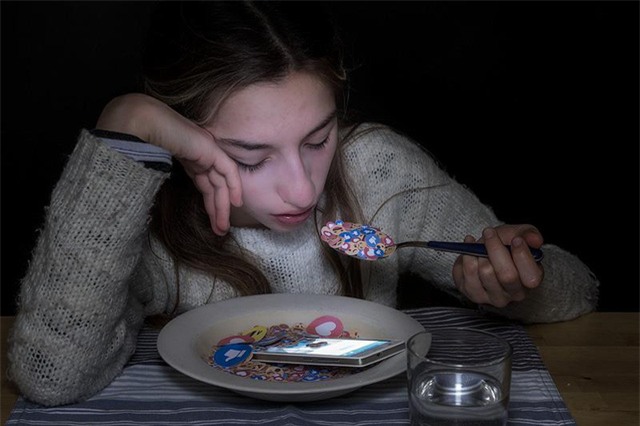 Smartphone xuất hiện trong giấc ngủ, xuất hiện trong bữa ăn của tất cả chúng ta.