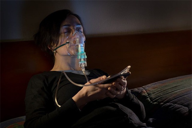 Có cảm giác như chúng ta đang sống quá phụ thuộc vào điện thoại thông minh