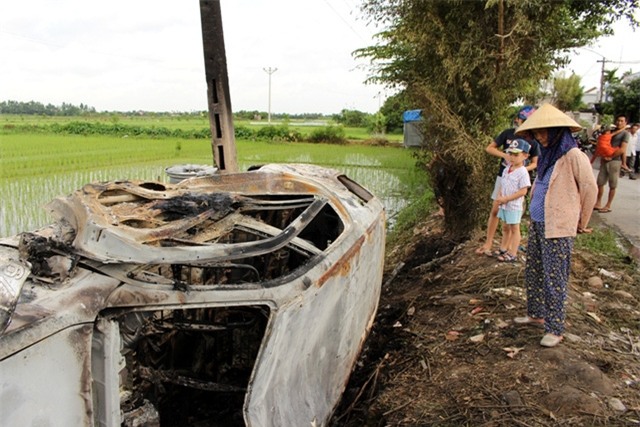Chiếc xe ô tô tiền tỷ của anh Hải bị đốt cháy hoàn toàn. Ảnh: Đ.Tuỳ