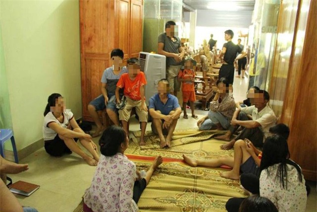 Rất nhiều người có mặt tại gia đình chị Quyên sau khi sự việc xảy ra. Ảnh: Đ.Tuỳ