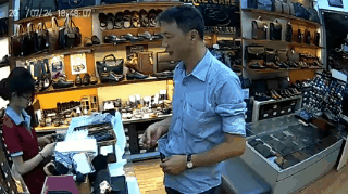 Người đàn ông thản nhiên ăn trộm 3 chiếc ví trước mặt nhân viên bán hàng nhưng không hề bị phát hiện - Ảnh 1.