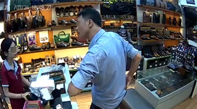 Người đàn ông thản nhiên ăn trộm 3 chiếc ví trước mặt nhân viên bán hàng nhưng không hề bị phát hiện - Ảnh 2.