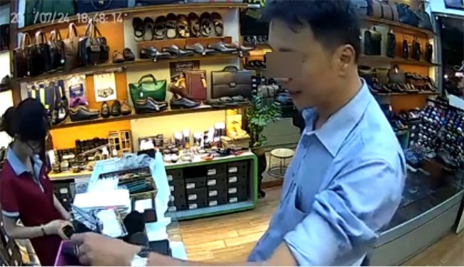 Người đàn ông thản nhiên ăn trộm 3 chiếc ví trước mặt nhân viên bán hàng nhưng không hề bị phát hiện - Ảnh 3.
