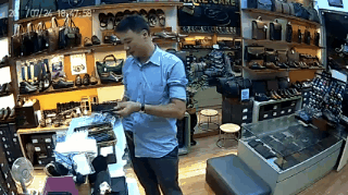 Người đàn ông thản nhiên ăn trộm 3 chiếc ví trước mặt nhân viên bán hàng nhưng không hề bị phát hiện - Ảnh 5.