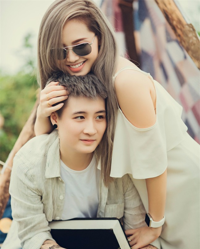 Chuyện tình đồng giới gây bão mà ngọt như mật của nàng MC từng đi qua đổ vỡ và chàng trai DJ kém 8 tuổi - Ảnh 1.