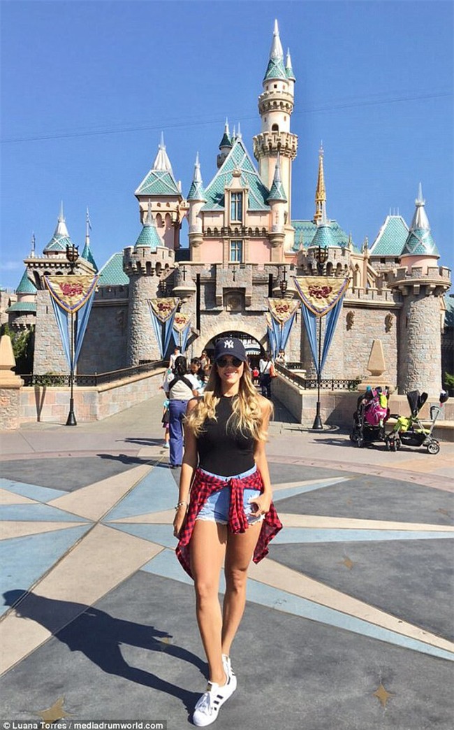 Nữ phi công nóng bỏng nhất thế giới, từ bỏ tấm bằng đại học kinh tế để chu du khắp thế giới - Ảnh 4.