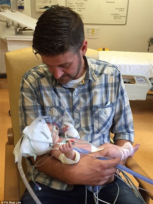 Thấy con khóc một cách bất thường, người cha lập tức đưa đi viện và cứu con thoát chết trong gang tấc - Ảnh 3.