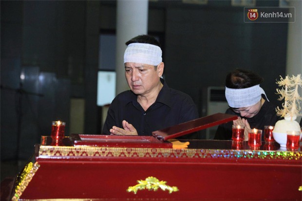 Bảo Thanh và nhiều sao Việt đau buồn đến viếng mẹ của nghệ sĩ Chí Trung - Ảnh 1.