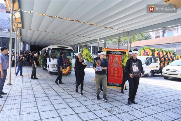 Bảo Thanh và nhiều sao Việt đau buồn đến viếng mẹ của nghệ sĩ Chí Trung - Ảnh 30.