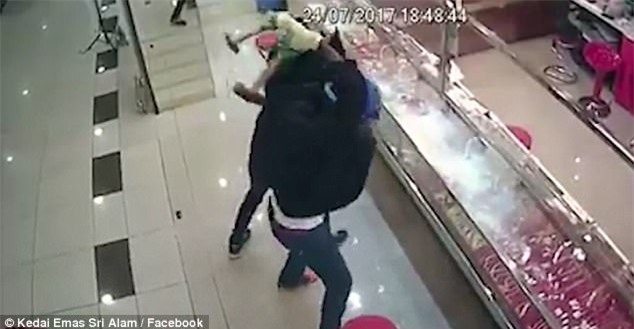 Trộm "nhục" vì thấy vàng tơ hơ trước mắt mà không tài nào lấy được - 1