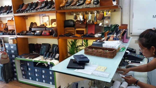 Người đàn ông trộm 3 chiếc ví cùng mẹ đến cửa hàng xin lỗi, mẹ cho biết tâm thần không ổn định - Ảnh 2.