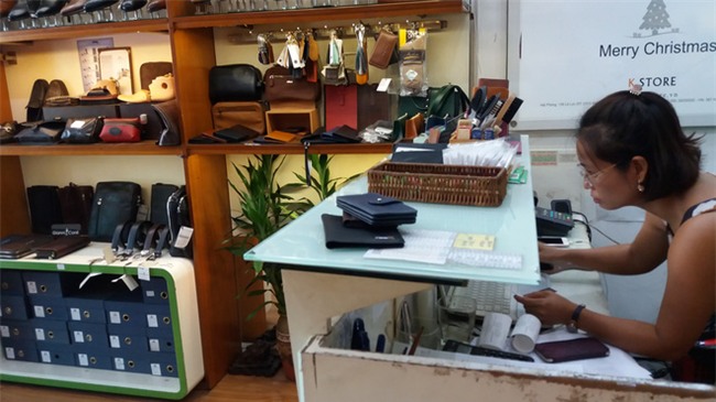 Người đàn ông trộm 3 chiếc ví cùng mẹ đến cửa hàng xin lỗi, mẹ cho biết tâm thần không ổn định - Ảnh 3.