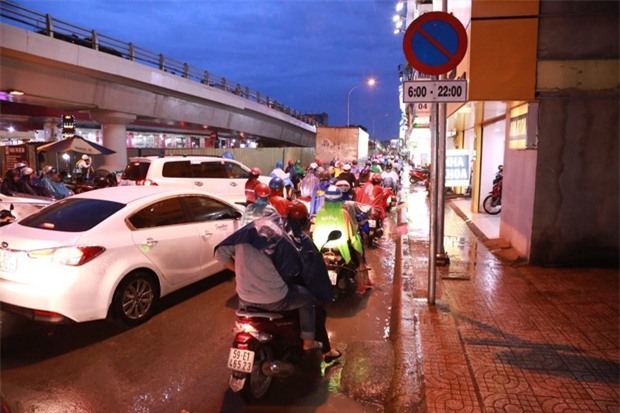 Hy hữu: Hai nữ du khách nước ngoài bị trộm mất xe máy sau tai nạn giao thông ở Sài Gòn - Ảnh 2.