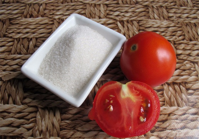 Cho đường và cà chua vào xay nhưng đừng uống mà hãy thoa lên mặt, da bạn sẽ sớm trắng hồng rạng rỡ - Ảnh 1.