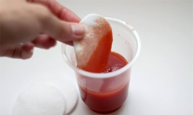 Cho đường và cà chua vào xay nhưng đừng uống mà hãy thoa lên mặt, da bạn sẽ sớm trắng hồng rạng rỡ - Ảnh 2.