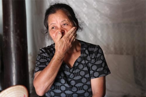 nguoi phu nu mang con di gui roi bo lai, vu nuoi bong tro thanh me hon 10 nam - 4