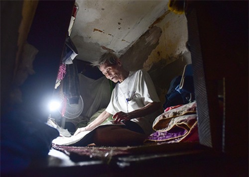 cuoc song kho tin cua 2 cha con trong can nha 2,5m2 giua long thu do ha noi - 4