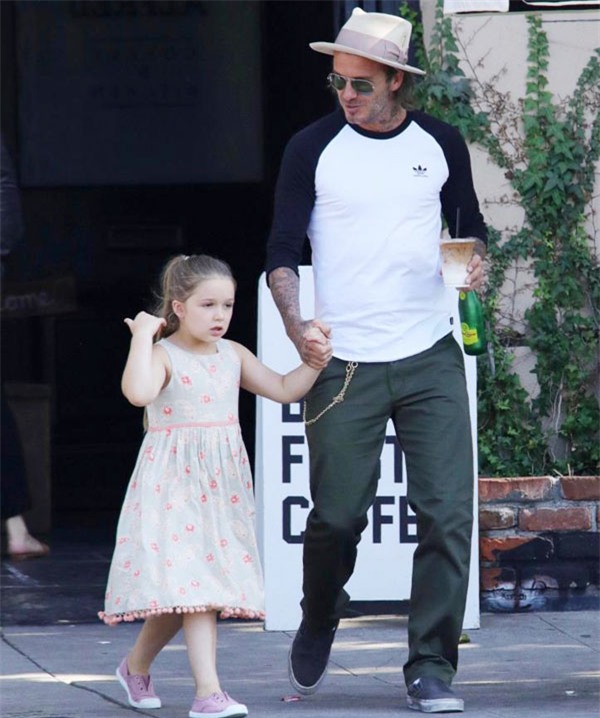 Harper điệu đà níu tay bố David Beckham khi đi trên đường - Ảnh 2.