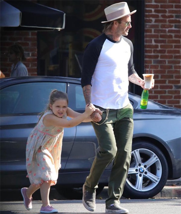 Harper điệu đà níu tay bố David Beckham khi đi trên đường - Ảnh 3.