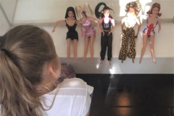 Harper điệu đà níu tay bố David Beckham khi đi trên đường - Ảnh 4.