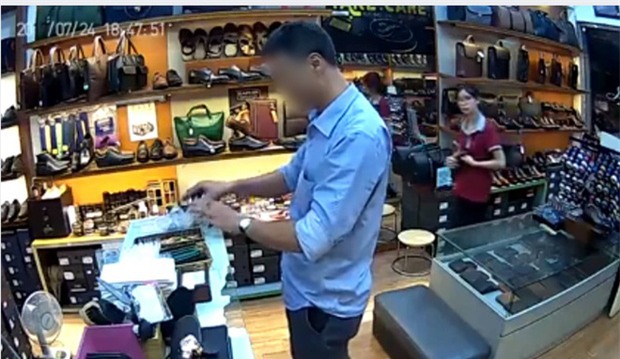 bat ngo sau cau chuyen nguoi dan ong lich lam an trom 3 chiec vi trong cua hang - 1