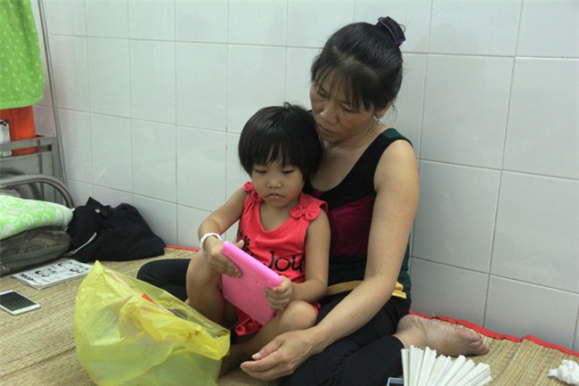 Mong ước của bé gái 5 tuổi mắc bệnh ung thư xương: Con nhớ mẹ lắm, mẹ ở đâu mau về với con - Ảnh 3.