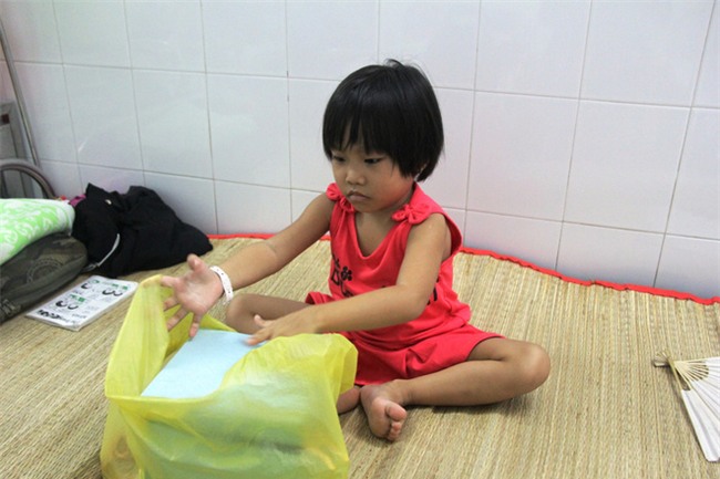 Mong ước của bé gái 5 tuổi mắc bệnh ung thư xương: Con nhớ mẹ lắm, mẹ ở đâu mau về với con - Ảnh 7.