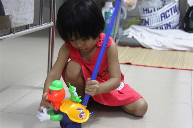 Mong ước của bé gái 5 tuổi mắc bệnh ung thư xương: Con nhớ mẹ lắm, mẹ ở đâu mau về với con - Ảnh 8.