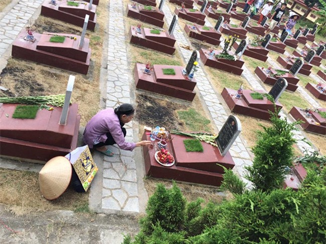 Nguoi linh gia thoi ken giua nghia trang tuong nho dong doi hinh anh 2