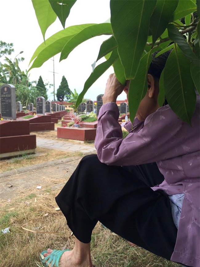 Nguoi linh gia thoi ken giua nghia trang tuong nho dong doi hinh anh 4