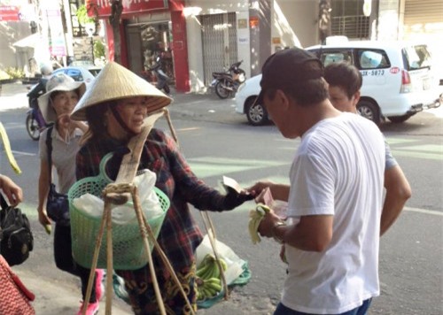 Vu duoi khach Tay xuong xe: 'Mot so khach nuoc ngoai rat vo y thuc' hinh anh 2