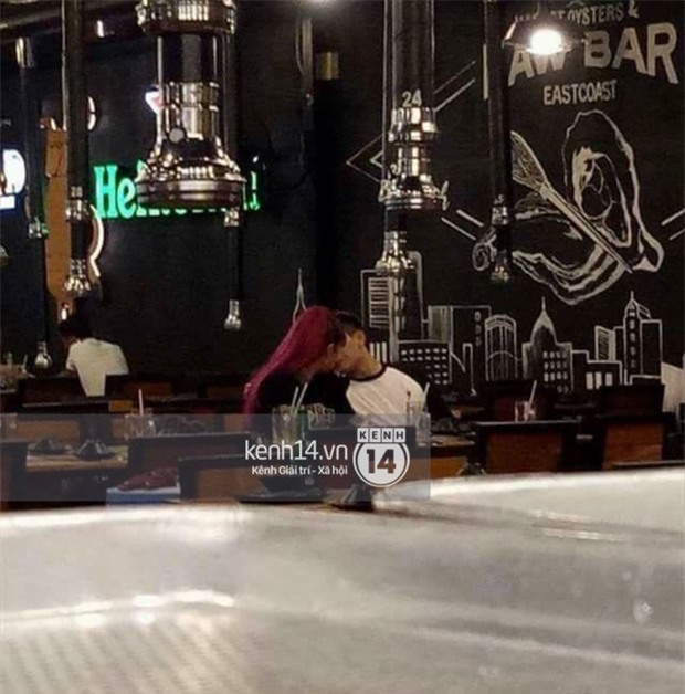 Lộ ảnh Khởi My và Kelvin Khánh khóa môi say đắm ngay ở quán ăn - Ảnh 1.