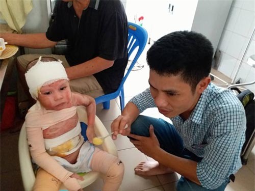 me bau 38 tuan cho con gai 4 tuoi di choi, khong ngo con gap nan tro thanh