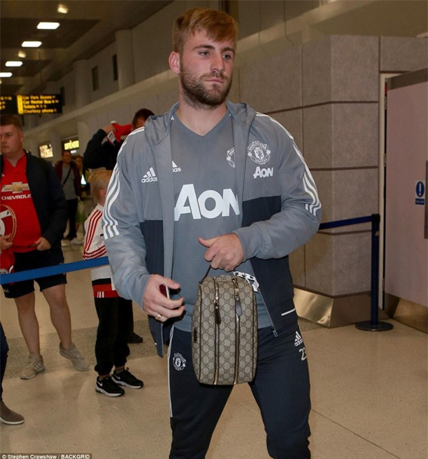 Luke Shaw buồn bã trở về Anh cùng dàn sao Man Utd - Ảnh 2.