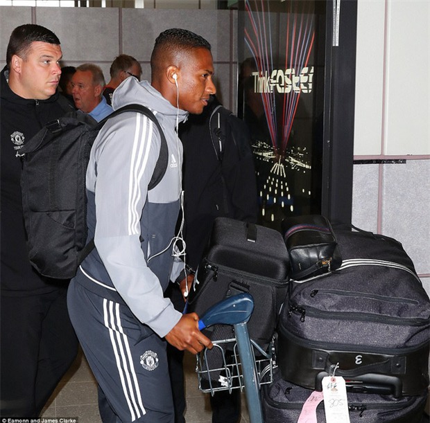 Luke Shaw buồn bã trở về Anh cùng dàn sao Man Utd - Ảnh 9.